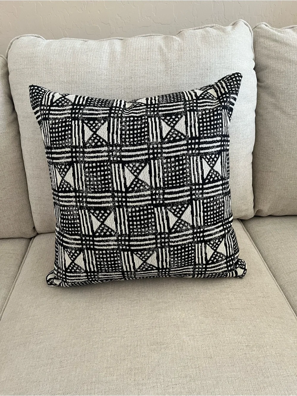 New Living Spaces Black and Cream Patterned Accent Pillow Covera
